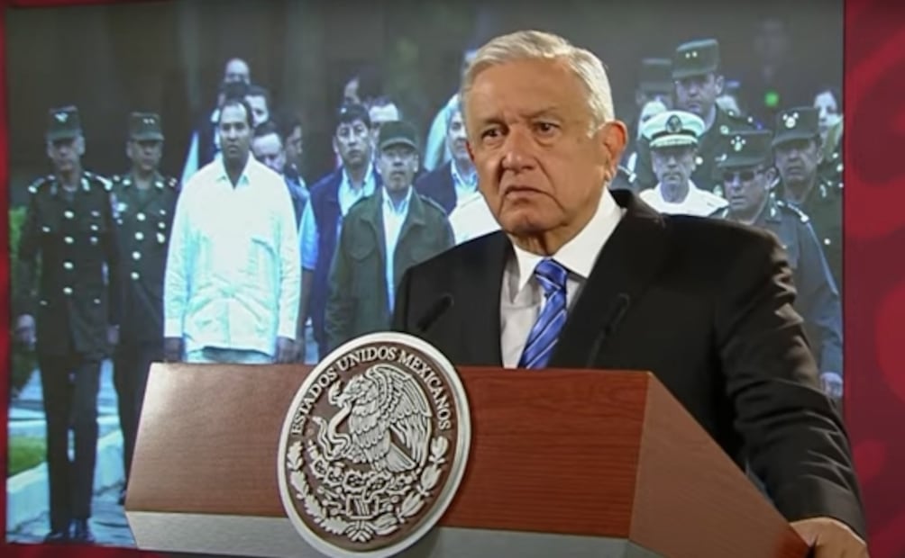 AMLO critica con foto "guerra contra el narco" de Calderón... e identifica a Lázaro Cárdenas Batel, su asesor