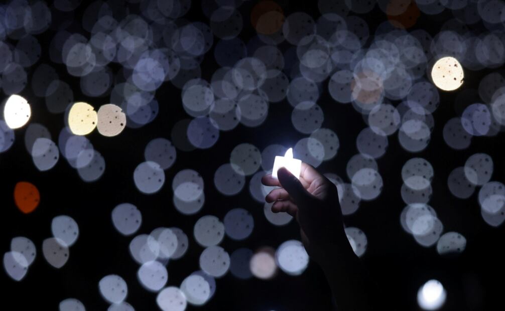 En Yakarta, Indonesia, un cristiano sostuvo una luz LED durante un espectáculo de velas para celebrar la Nochebuena. (24/12/24) Foto: EFE