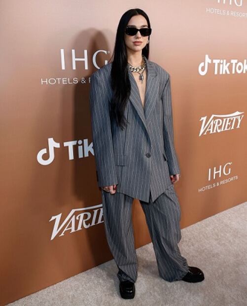 El traje oversize de Dua Lipa que va a inspirar tu look navideño