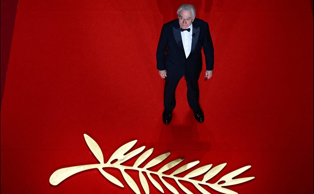 El actor estadounidense Robert De Niro, que a sus 81 años es una de las principales voces críticas en el mundo del cine contra el presidente Donald Trump, recibe la Palma de Oro de Honor en Cannes, sur de Francia, el 13 de mayo de 2025. Foto: AFP