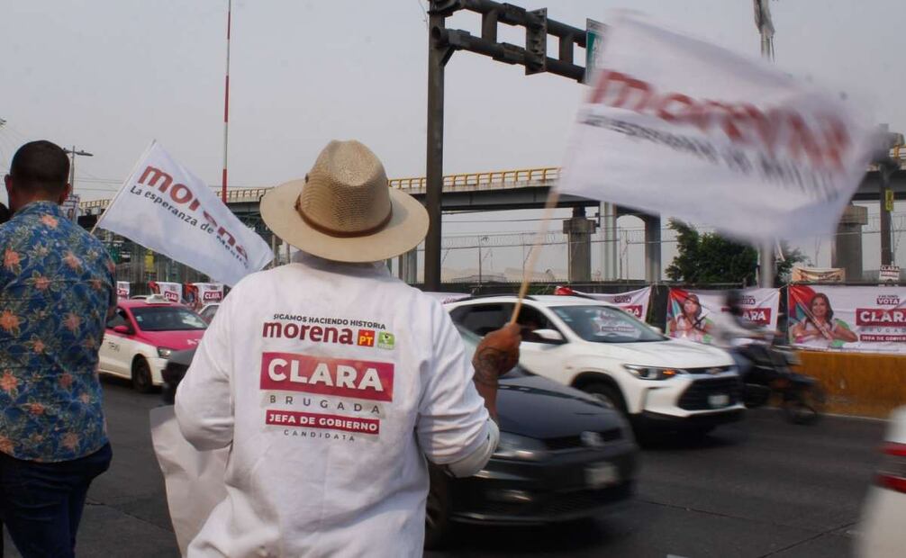 Simpatizantes de Morena y de la candidata Clara Brugada alrededor de las instalaciones MVS previo al tercer debate de los candidatos a Jefatura de Gobierno. Foto: Luis Enrique Camacho González. EL UNIVERSAL