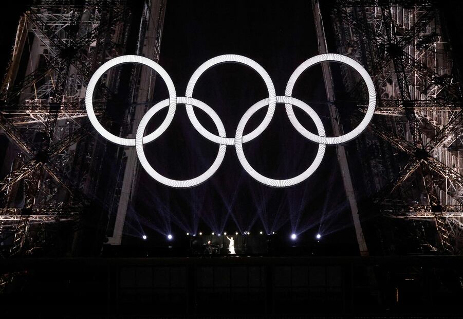 La canadiense Celine Dion actuando en la Torre Eiffel durante la ceremonia de apertura de los Juegos Olímpicos París 2024, en París, el 26 de julio de 2024.  Varios autores / AFP.