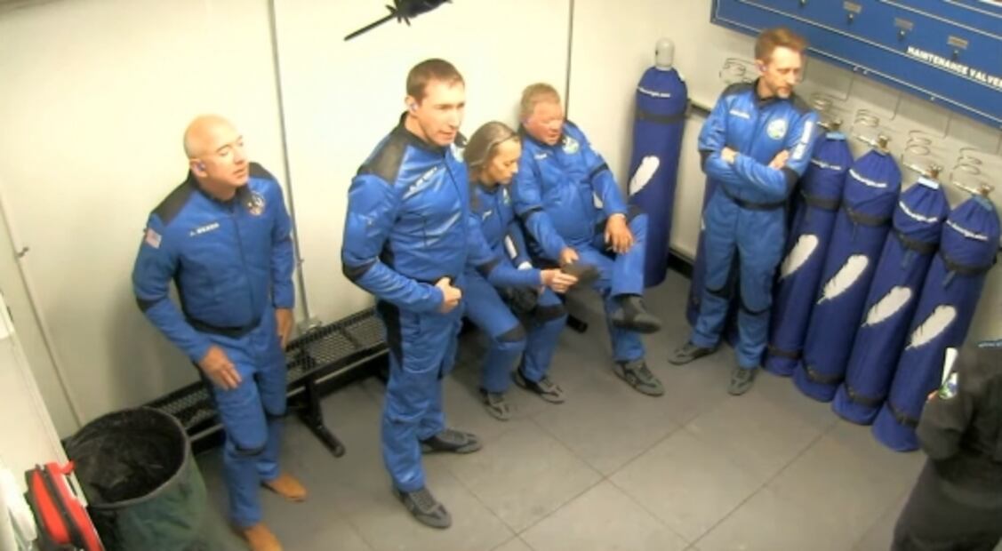 "Estoy abrumado": William Shatner se convierte en el primer actor estadounidense en ir al espacio