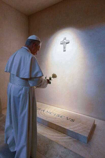 El papa León XIV lleva una rosa blanca al llegar a rezar ante la tumba del difunto papa Francisco en la Basílica de Santa María la Mayor de Roma, donde realizó una visita sorpresa dos días después de su elección. Foto: AP