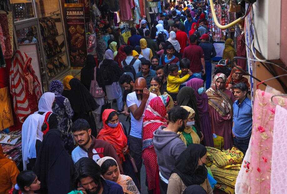 Habitantes en India, en un mercado de Srinagar, la capital de verano de la Cachemira india. Foto: EFE