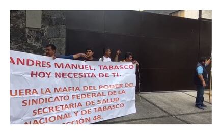 Se manifiestan trabajadores del sector salud afuera de casa de AMLO