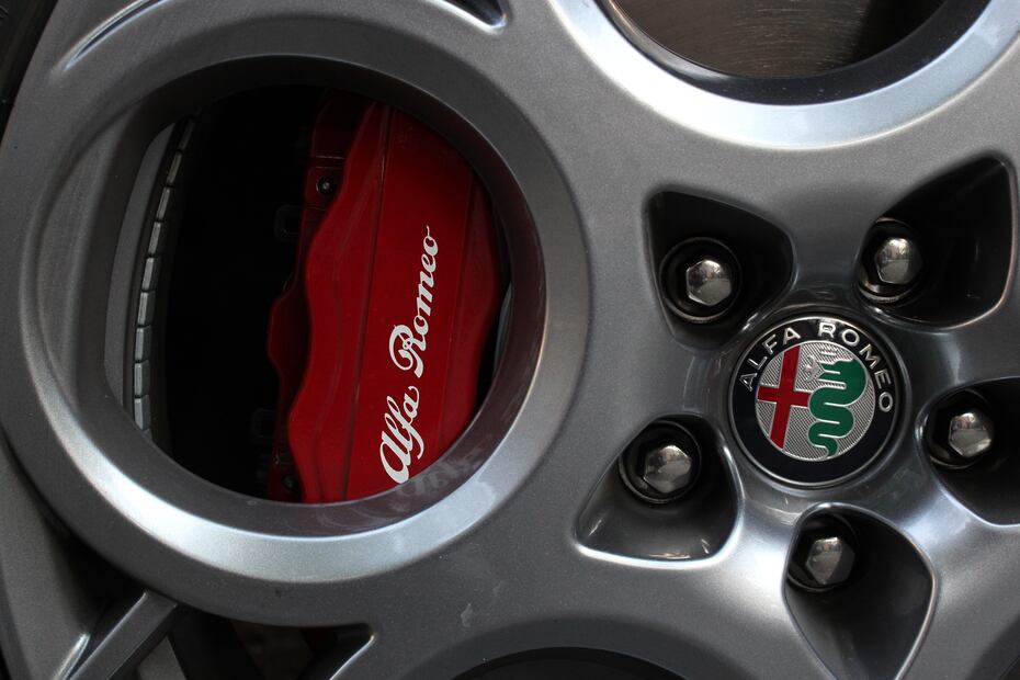 Las pinzas de freno rojas llevan escrito el nombre de la marca.