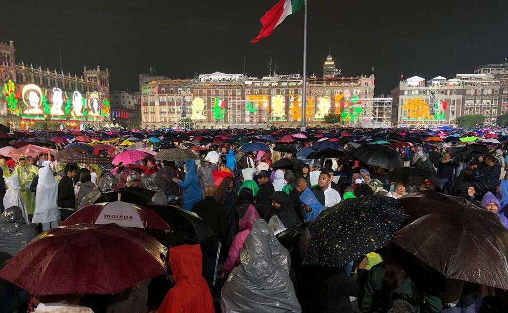 A pesar de las lluvias los asistentes se mantienen en espera del último Grito de Independencia de este 15 de septiembre del 2024, del presidente López Obrador. Foto: Diego Simón / EL UNIVERSAL