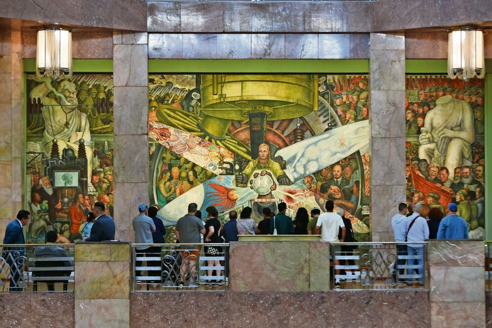 Visitantes a la exposición Diego Rivera. Nueva vida a un mural destruido 1933/1934, el Museo Palacio de Bellas Artes. Foto: Berenice Fregoso | El Universal