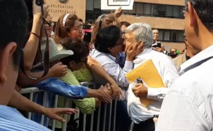 Video. Roban beso en la boca a AMLO