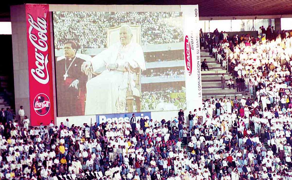 Frente a miles de espectadores el Papa Juan Pablo II emitió un discurso para sus seguidores en el Estadio Azteca con transmisión en cadena nacional. Foto: Alfonso Murillo/ Archivo EL UNIVERSAL.
