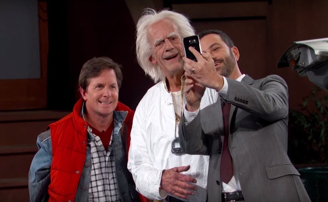 Marty McFly y Doc llegaron por fin al futuro al aterrizar el miércoles en su Delorean en el set del show Jimmy Kimmel Live!