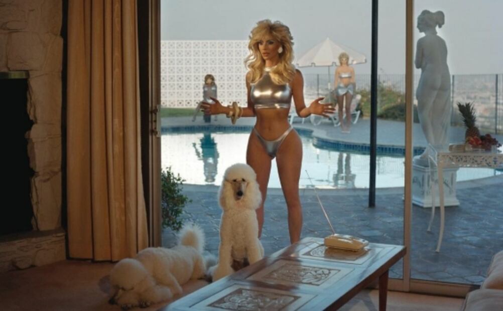 Kim Kardashian modela su mini cintura en bikini metálico