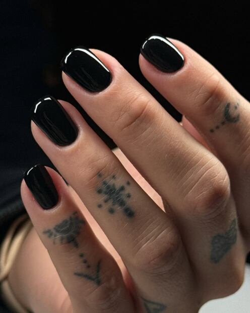 El negro puede lucirse en uñas cortas. Foto: Instagram @lorna_marie_nails