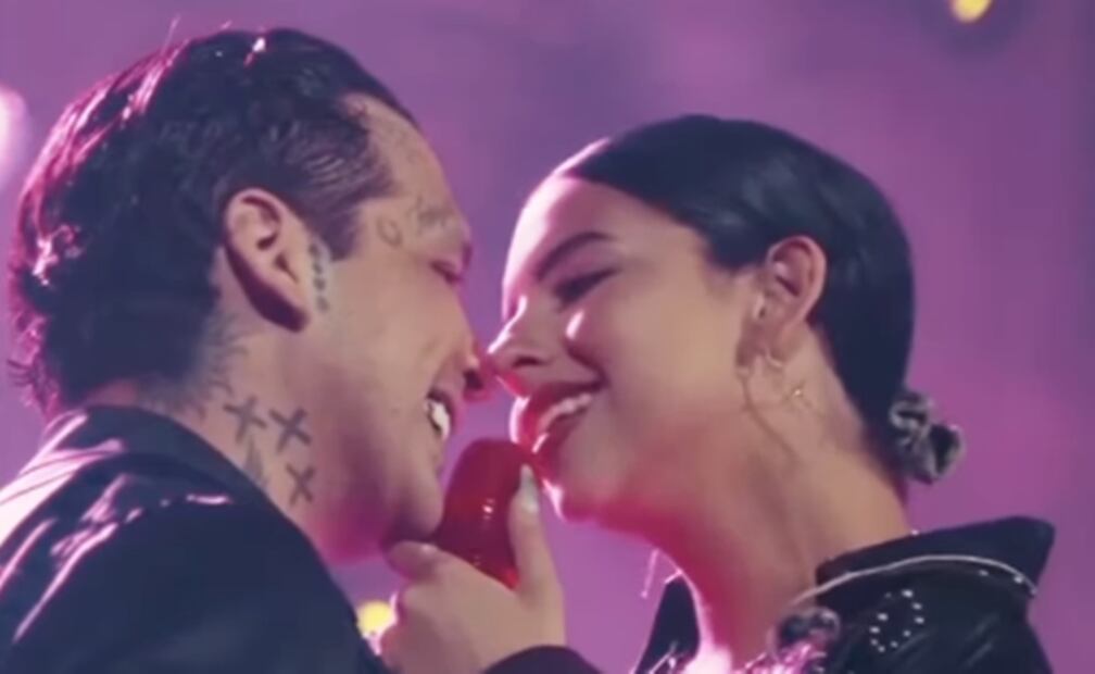 Christian Nodal y Ángela Aguilar derrochan miel en el escenario.