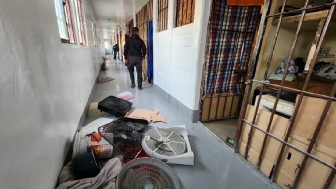 FOTOS: Dinero, armas y hasta bocinas: lo encontrado en el Cereso 3 de Cd. Juárez