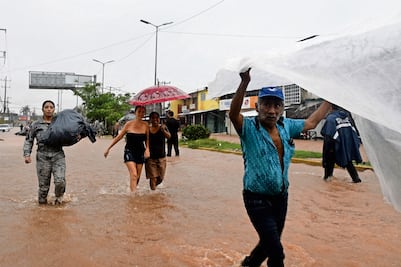 Tormenta John: reportan bancos cierre de sucursales y aseguradoras se dicen listas para actuar en zonas afectadas