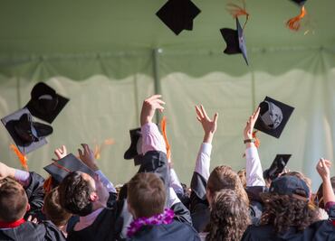 Abuelo recibe aplausos virtuales luego de graduarse de la Universidad a sus 72 años