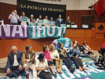 Amanece Senado con tribuna tomada, pero Morena ya tiene sede alterna