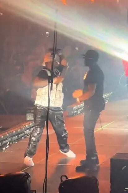 Este es el momento exacto en el que el rapero lanza el micrófono fuera del escenario. Foto: TMZ