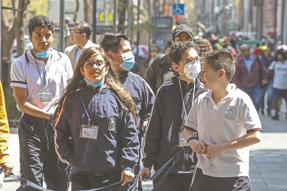 Luego de que la Secretaría de Salud diera a conocer el primer caso de contagio del Covid-19 en la Ciudad de México, los capitalinos comenzaron a acudir a las farmacias en compra de cubrebocas y algunos fueron a centros médicos para diagnosticarse. FERNAND