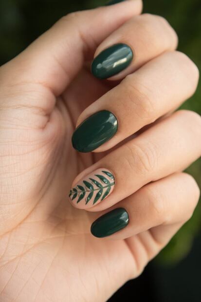 Uñas en colores clásicos para Año Nuevo. Foto: Pexels
