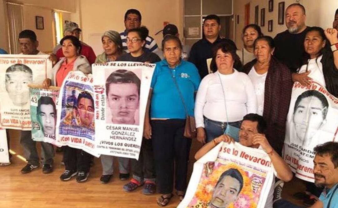 En la foto: reunión del artista con padres de los 43 normalistas desaparecidos de Ayotzinapa (TOMADA DE INSTAGRAM)