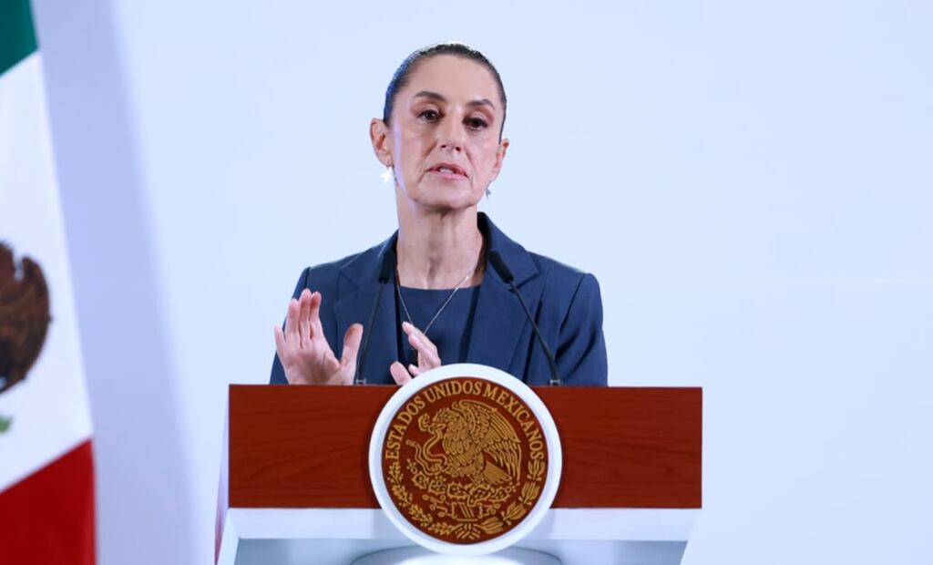 La presidenta de México, Claudia Sheinbaum, informó que se están reforzando los consulados mexicanos y aseguró que siempre van a defender a los "hermanos y hermanas en Estados Unidos". Foto: Fernanda Rojas/ EL UNIVERSAL