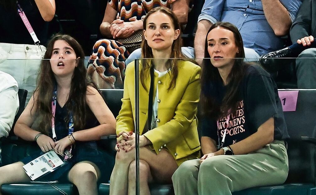 Natalie Portman disfrutó de la final de la gimnasia artística portando en un traje amarillo de Dior. Fotos Instagram Amblin | AFP y EFE: