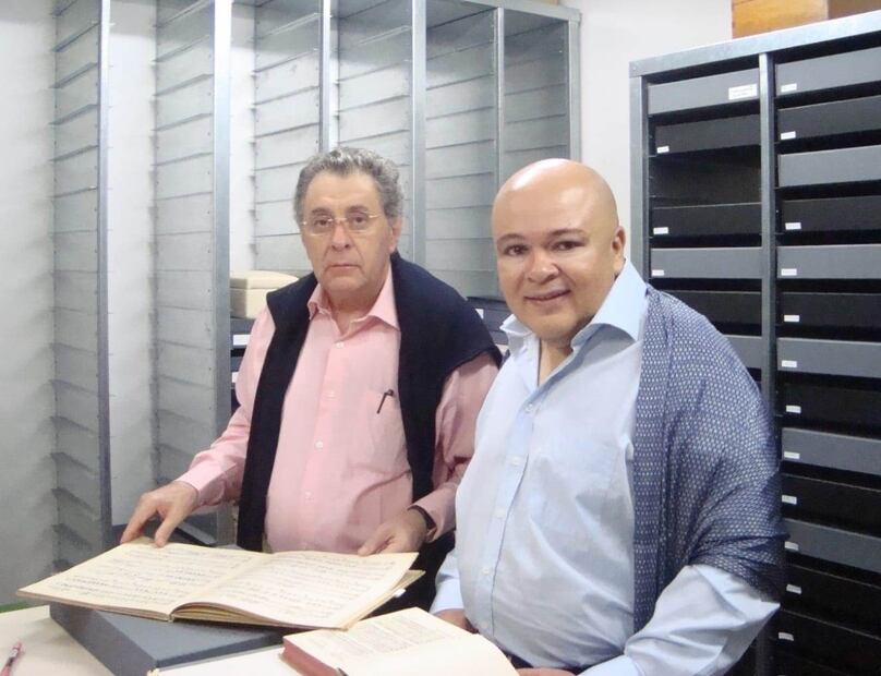 En Granada, 2010, revisando los manuscritos de Manuel de Falla en la bóveda de su Casa-museo/ Lázaro Azar