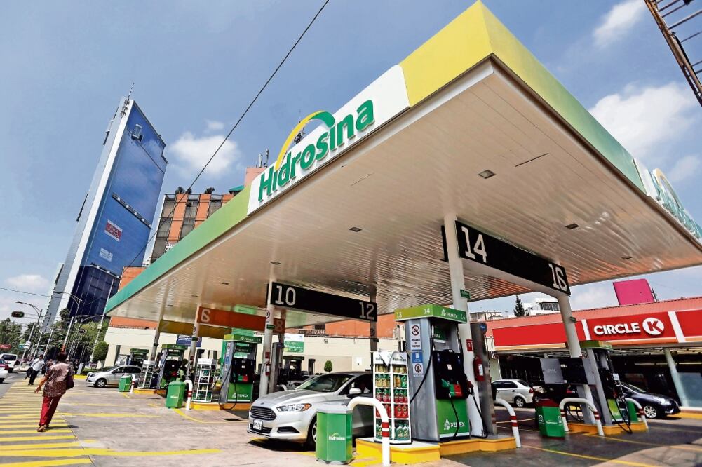La gasolinera de Insurgentes y Reforma será la primera en recibir pagos móviles (ARCHIVO EL UNIVERSAL)