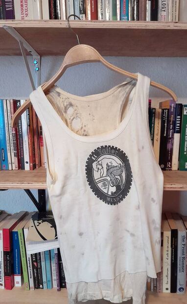 Como sugiere el logo de esta playera, El Taller era un “lugar de ambiente” que, de entre las vertientes de la entonces comunidad gay, se inclinaba más por la convivencia entre hombres homosexuales cis género que rendían culto a la imagen de lo varonil, pero en un ambiente contracultural que criticó la heteronormatividad. ESPECIAL.