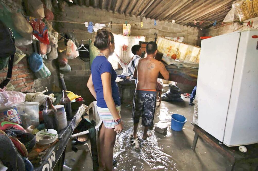 Las fuertes lluvias que inundaron Yautepec provocaron que habitantes perdieran mobiliario, entre otros (CIUDADANOS MX)