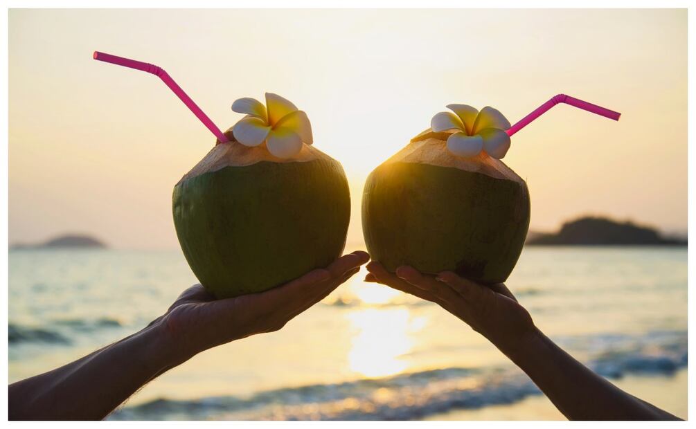 Conoce y disfruta de los beneficios de tomar agua de coco antes de comer. Imagen: Freepik.