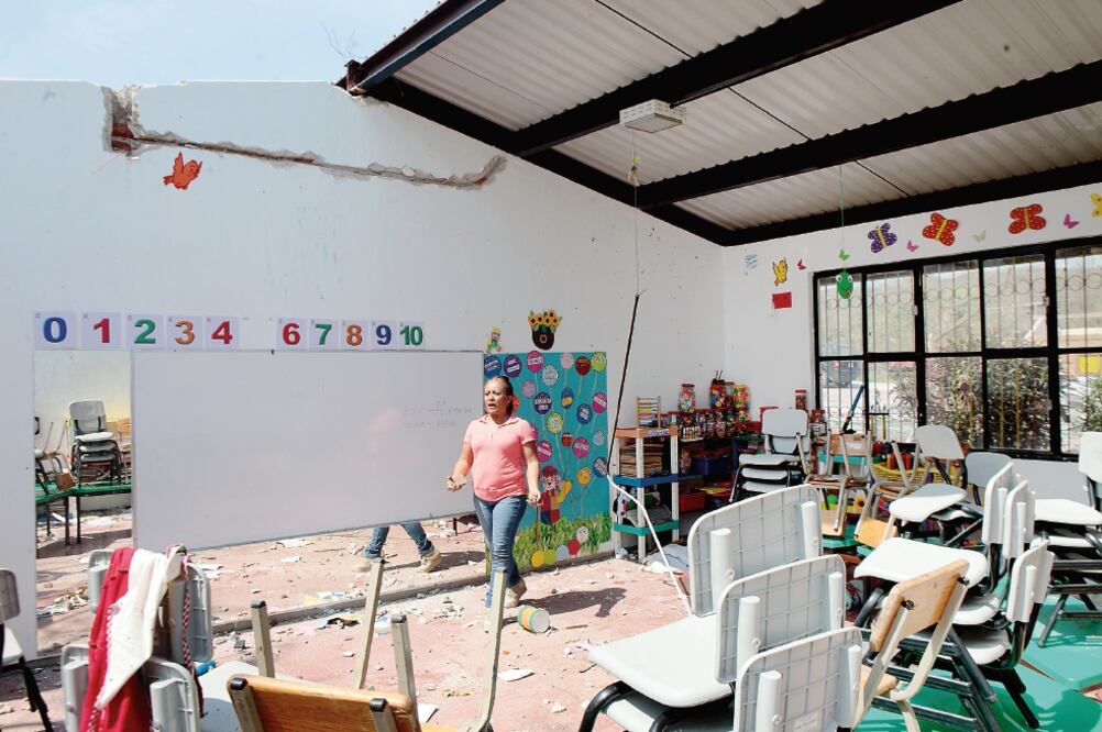 Guillermina Solís, maestra del jardín de niños 'Miguel Hidalgo', realiza el recuento de los daños ocasionados por el paso del huracán 'Patricia' y por lo cual no se reanudaron las clases el lunes (RAMÓN ROMERO. EL UNIVERSAL)