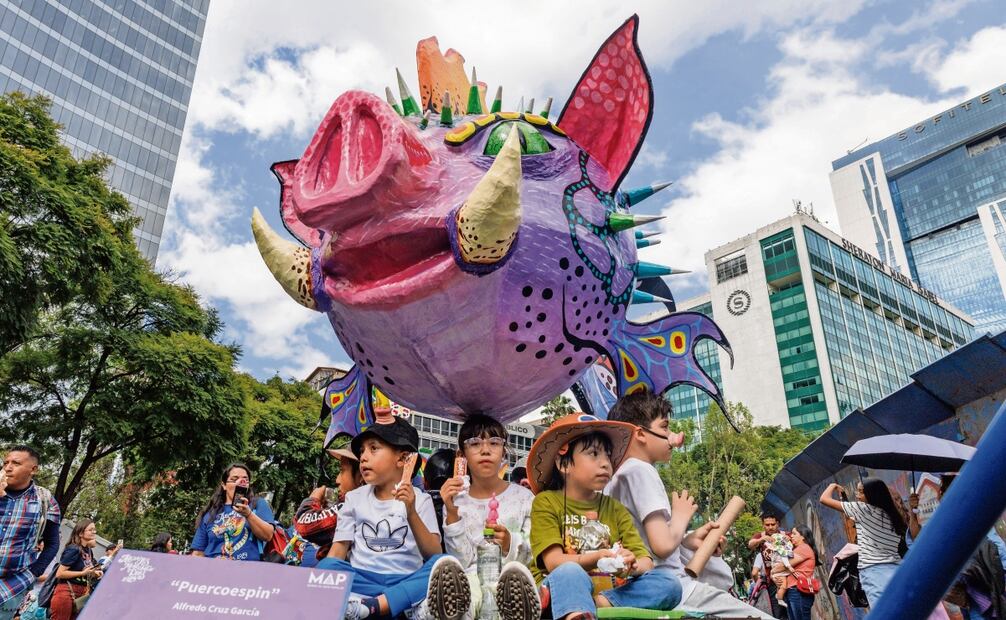 El alebrije Puercoespín estuvo acompañado por pequeños que no
perdieron detalle de lo que ocurría
sobre Reforma. Foto: Yaretzy M. Osnaya / EL UNIVERSAL