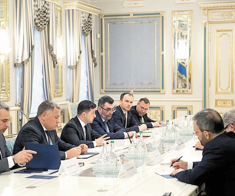 Encuentro. En Ucrania, funcionarios iraníes, entre ellos el ministro de Caminos y Desarrollo Urbano, sostuvieron una reunión sobre la tensión con EU. Foto: AFP