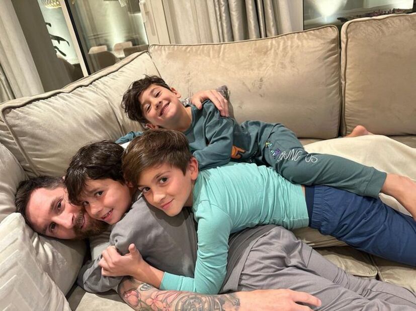Lionel Messi y sus hijos. Fuente: Instagram @antonelaroccuzzo