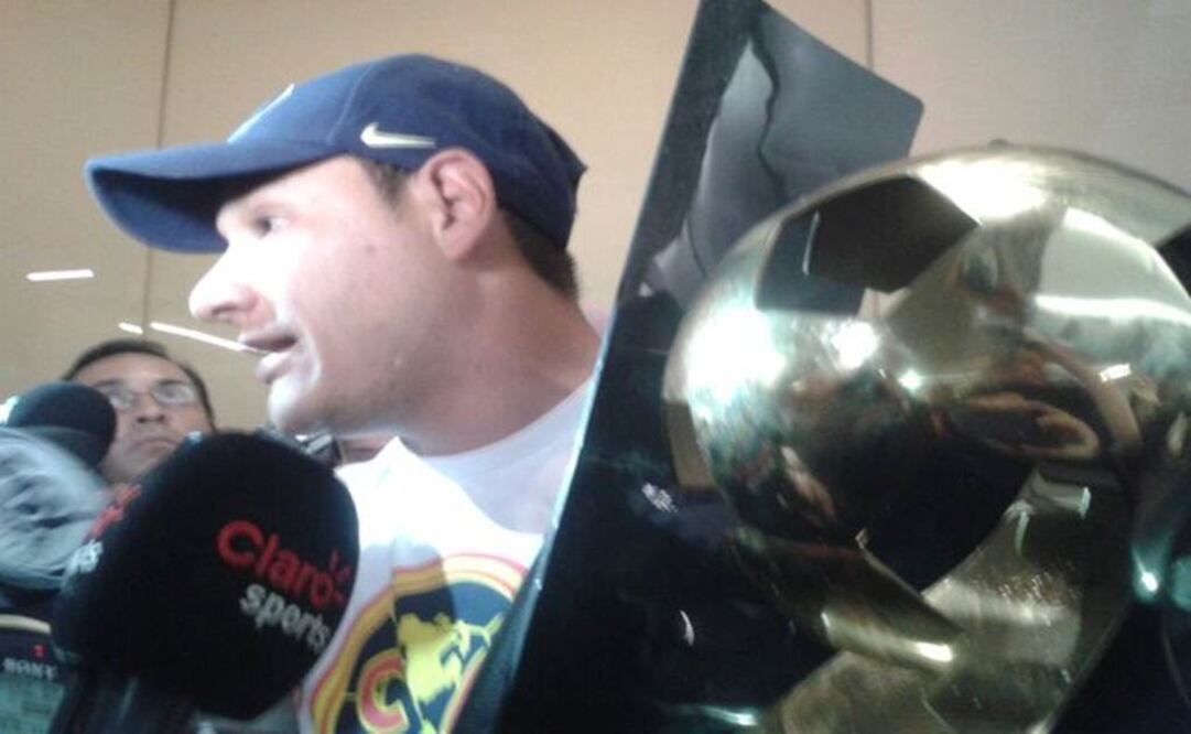 Muñoz carga el trofeo de la Liga de Campeones de la Concacaf
