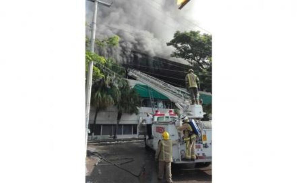Incendian presuntos normalistas oficina gubernamental en Chiapas