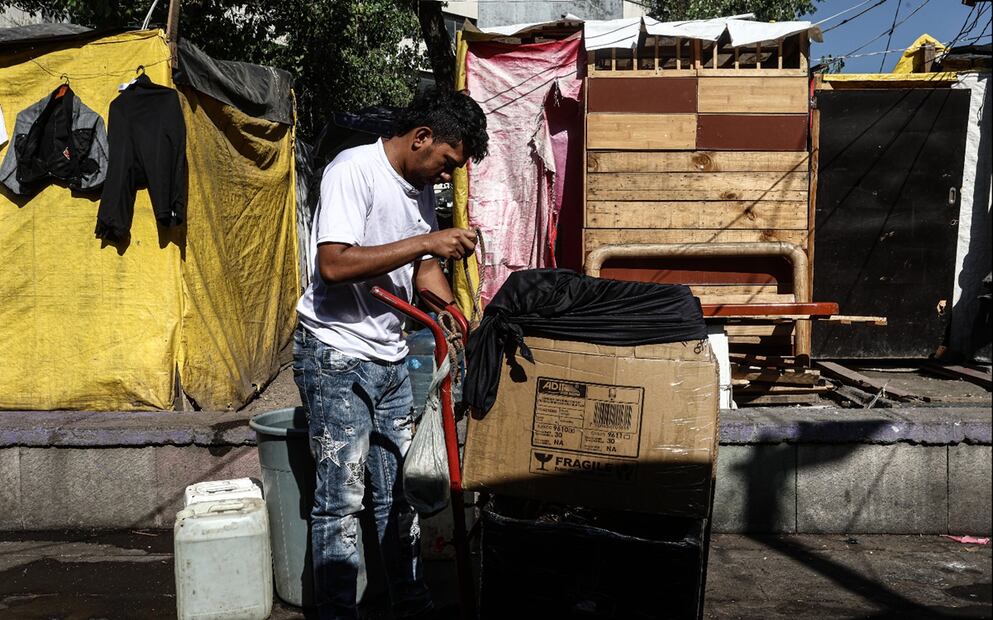 Campamento de migrantes en la Plaza de la Soledad en la alcaldía Venustiano Carranza, el 26 de febrero de 2025. Foto: Gabriel Pano/EL UNIVERSAL