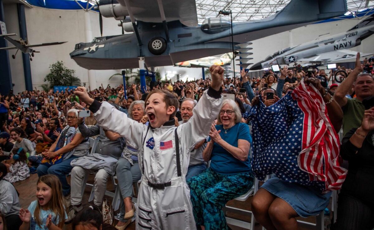 Personas en EU celebran y siguen con expectativa el amerizaje de Artemis II. Foto: AFP.