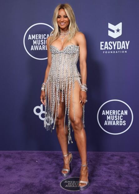 La cantante Ciara lució sus curvas en este vestido. Además fue una de las presentadoras de la noche. Foto: AFP.