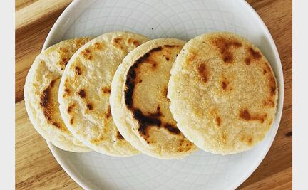 Cocina gorditas al comal de frijol y garbanzo