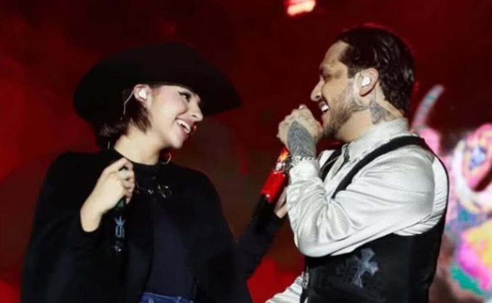Ángela Aguilar y Christian Nodal se muestran enamorados arriba y afuera del escenario, se casaron en julio de 2024 en medio de la polémica.