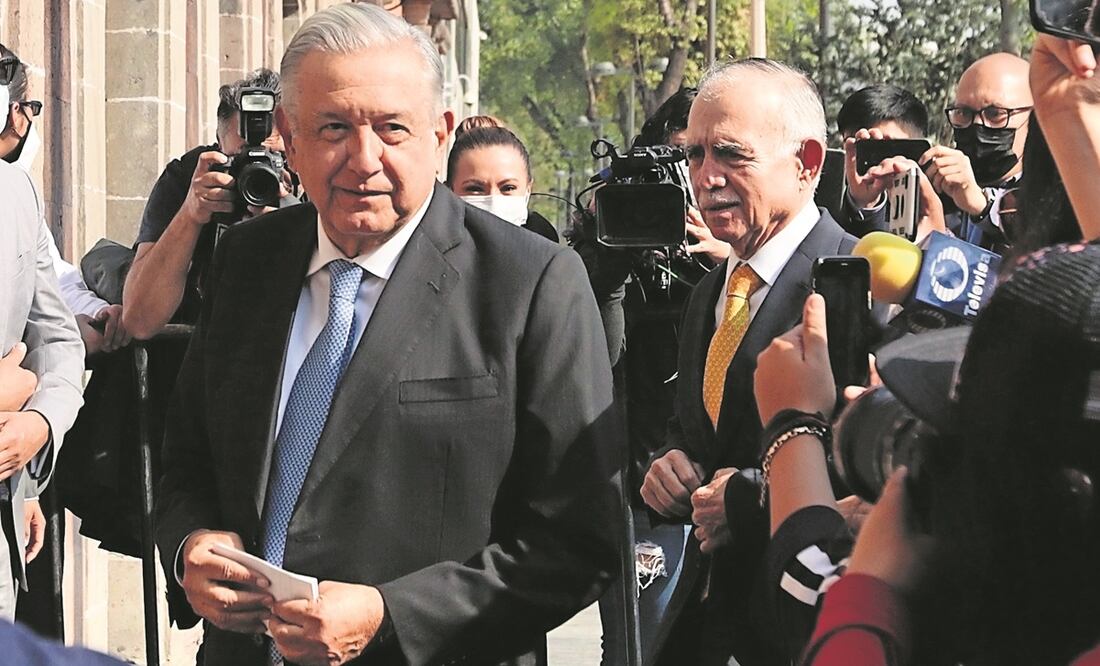 El presidente Andrés Manuel López Obrador cedió la vocería de la reunión con empresarios al salir del acto al titular del CMN, Antonio del Valle. Foto: Berenice Fregoso. EL UNIVERSAL
