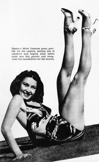La joven Uehlein posó en marzo de 1940 para la revista de fotografía estadounidense, Click. “La 'bien proporcionada' Mitzi posa bellamente frente a la cámara, recibiendo rayos del sol y esperando que algún cazador de talentos vea esta foto y reconozca sus posibilidades en las películas", escribió la publicación mensual sobre la prometedora chica. Foto: ESPECIAL/Click/Internet Archive.