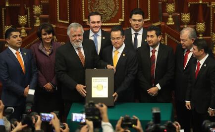 Constituyentes entregan Carta Magna a legisladores 