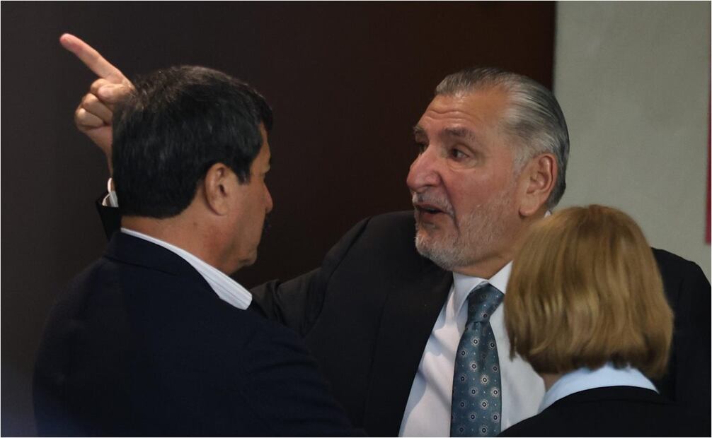 Javier Corral y Adán Augusto hablan en el Senado antes de la votación por la designación de la próxima titular de la CNDH. Foto: Diego Simón/EL UNIVERSAL