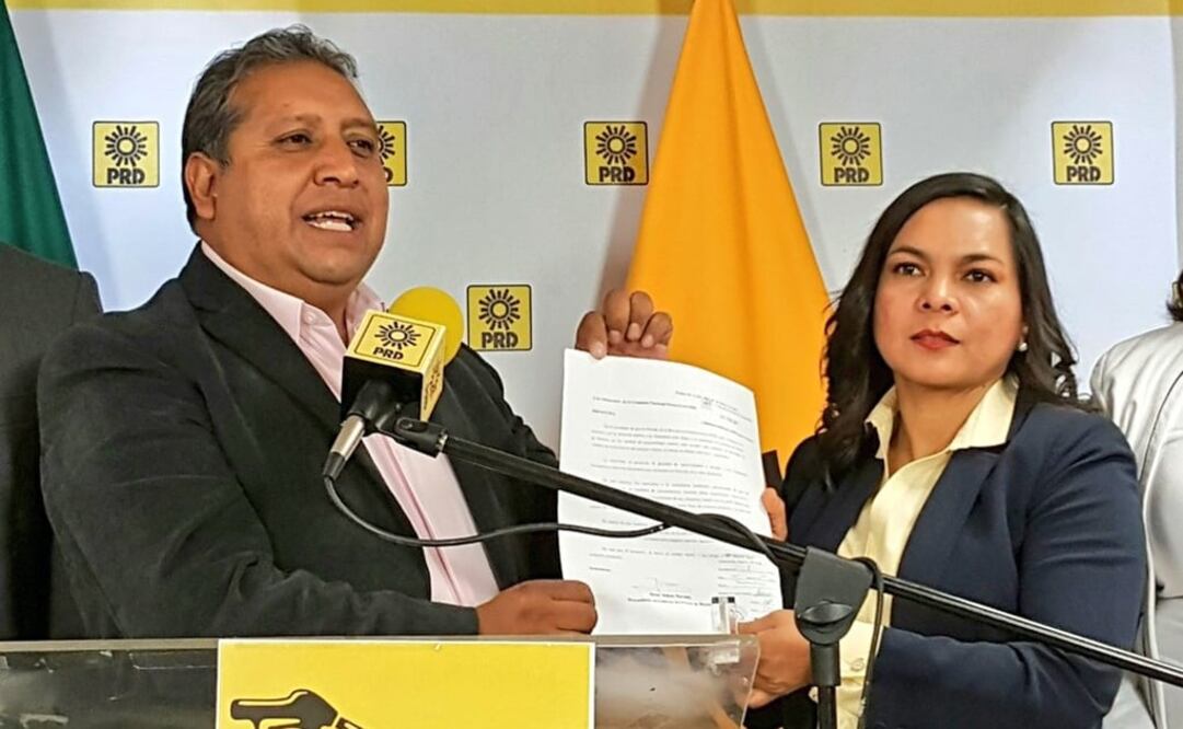 Salinas entregó a Beatriz Mojica la solicitud de debate entre precandidatos perredistas a la gubernatura del Estado de México. (Foto: Twitter @JavierSalinasN)